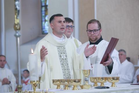 Papszentelés a Szombathelyi Székesegyházban és Újmisék Sárváron