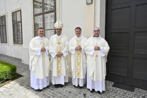 Papszentelés a Szombathelyi Székesegyházban és Újmisék Sárváron